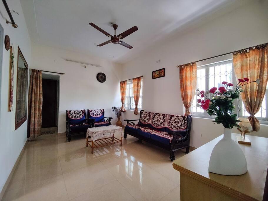 Comfy 2-Bedroom House In Sanjaynagar, Bengaluru Esterno foto