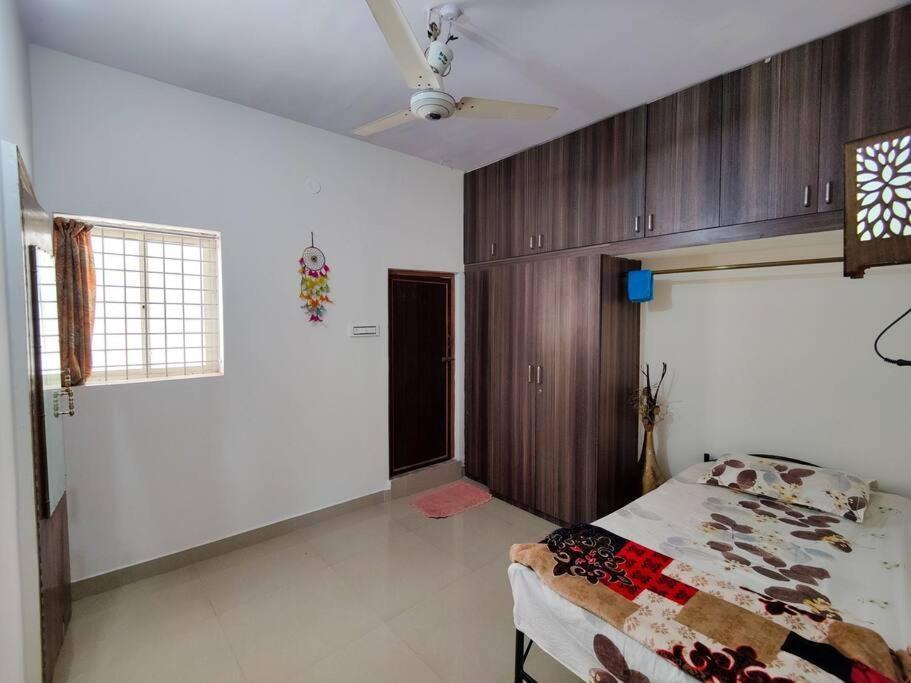 Comfy 2-Bedroom House In Sanjaynagar, Bengaluru Esterno foto