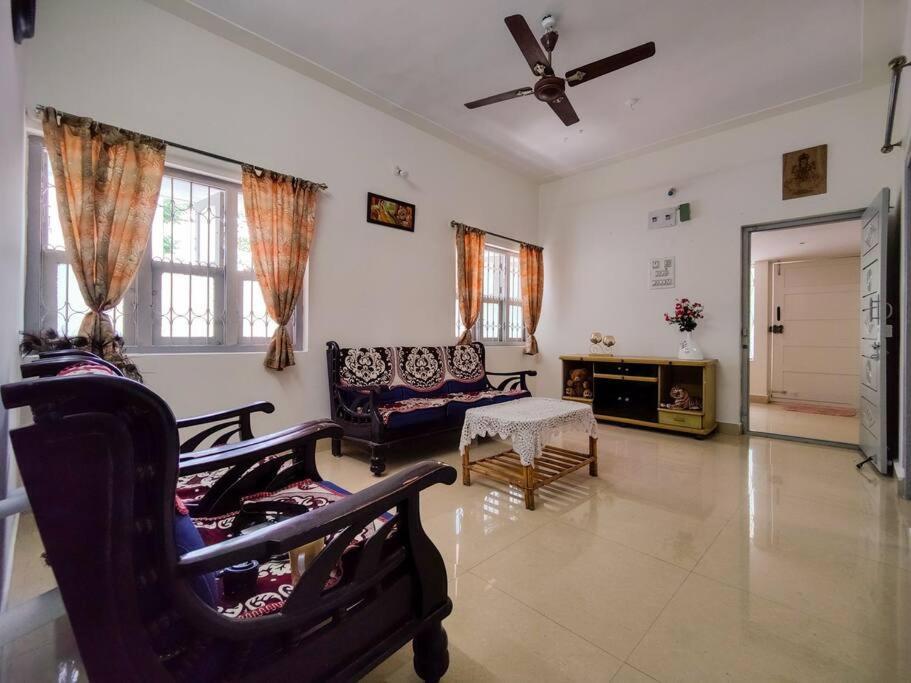Comfy 2-Bedroom House In Sanjaynagar, Bengaluru Esterno foto